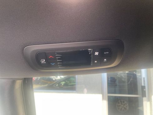 Used 2025 Chrysler Pacifica Select image 24
