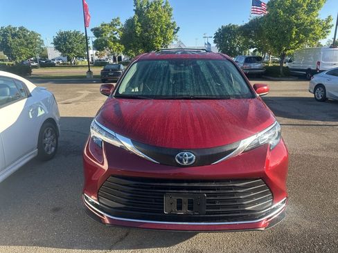 Used 2023 Toyota Sienna XLE image 2