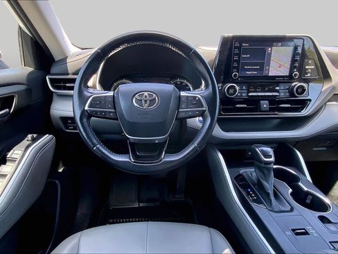 Used 2020 Toyota Highlander XLE AWD/4WD image 5