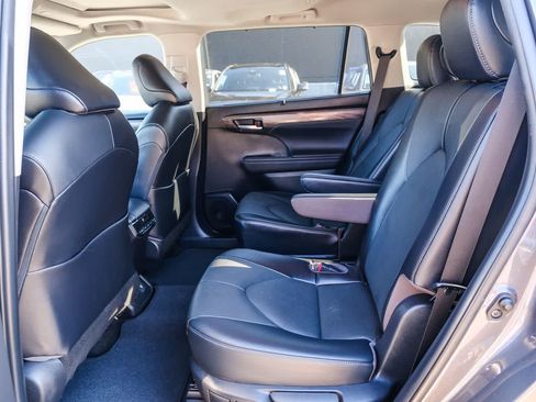 Used 2023 Toyota Highlander Limited FWD image 20