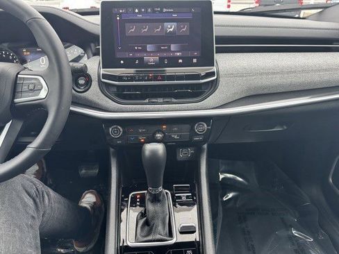 Used 2024 Jeep Compass Latitude image 17