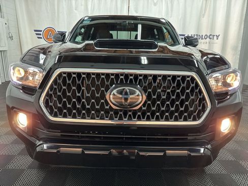 Used 2019 Toyota Tacoma TRD Sport AWD/4WD image 4