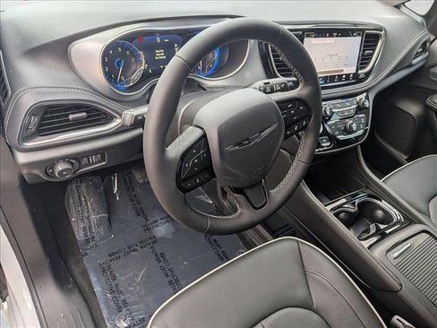 New 2026 Chrysler Pacifica Limited image 3