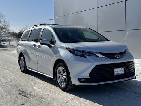 Used 2025 Toyota Sienna XLE image 39
