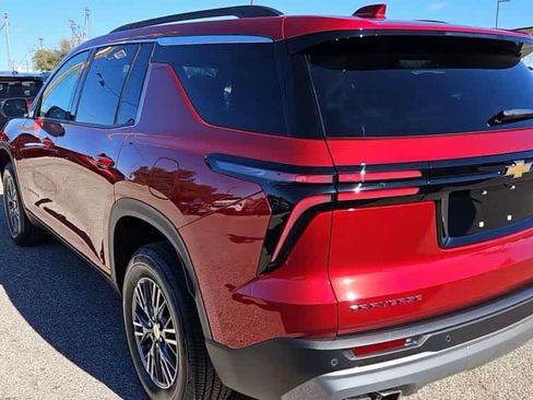 Used 2025 Chevrolet Traverse LT FWD image 6
