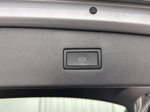 Used 2022 Volkswagen Tiguan SE image 36