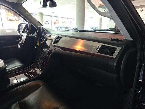 Used 2011 Cadillac Escalade ESV Luxury image 16