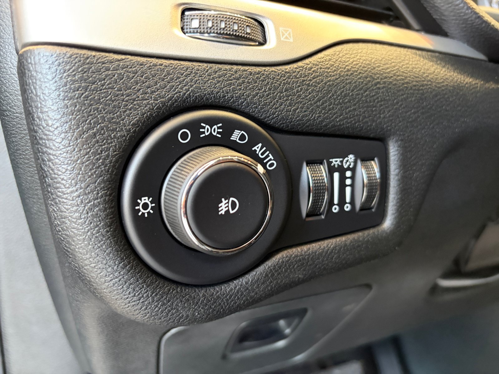 Used 2016 Jeep Cherokee Trailhawk w/ Cold Weather Group AWD/4WD image 31