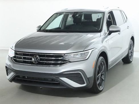 Certified 2024 Volkswagen Tiguan SE AWD/4WD image 1