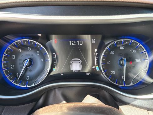 Used 2020 Chrysler Pacifica Touring w/ Advanced Safetytec Group FWD image 8