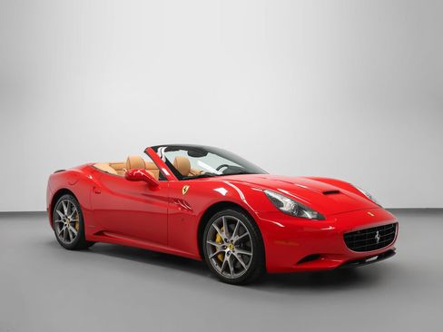 Used 2010 Ferrari California RWD image 1