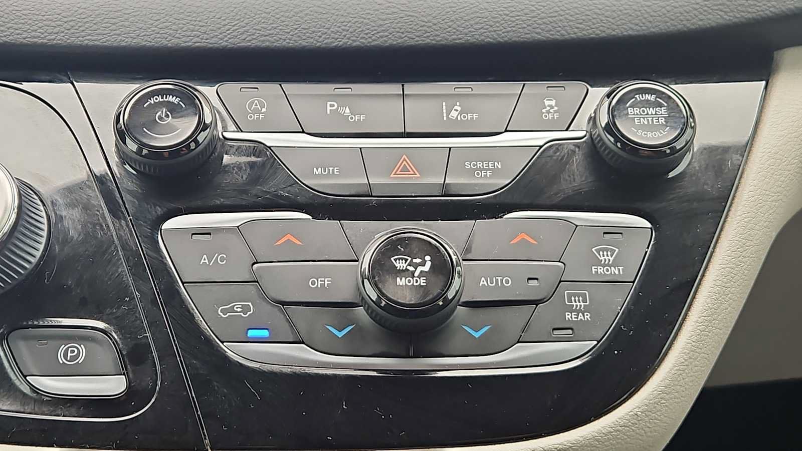 Used 2023 Chrysler Pacifica Touring-L FWD image 16