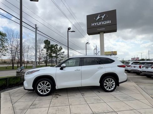 Used 2023 Toyota Highlander Limited image 4