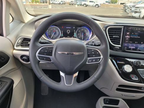 Used 2023 Chrysler Pacifica Touring-L FWD image 17