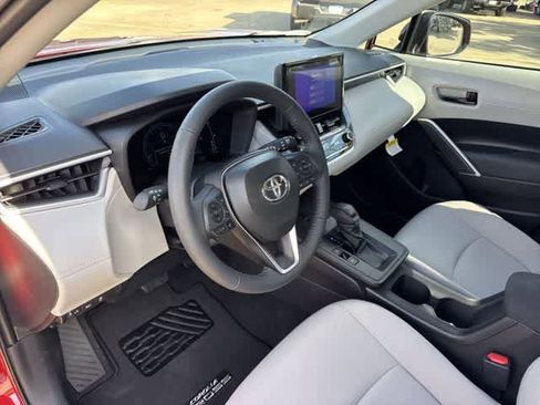 Used 2026 Toyota Corolla Cross LE image 10