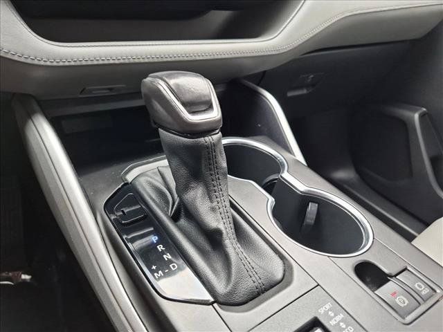 Used 2020 Toyota Highlander XLE AWD/4WD image 12