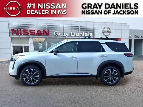 New 2026 Nissan Pathfinder Platinum FWD image 4