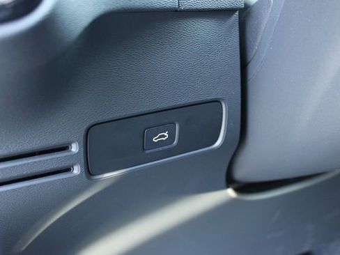 Used 2025 Volvo XC40 B5 Core image 16