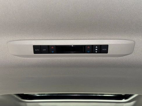 Used 2025 Toyota Sienna XLE w/ XLE Plus Package FWD image 22