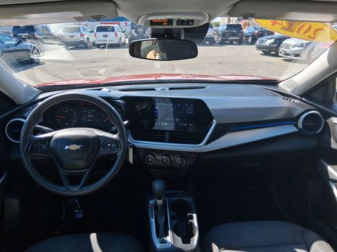 Used 2024 Chevrolet Trax LS w/ LS Convenience Package FWD image 15