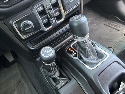 Used 2019 Jeep Wrangler Unlimited Sahara AWD/4WD image 16