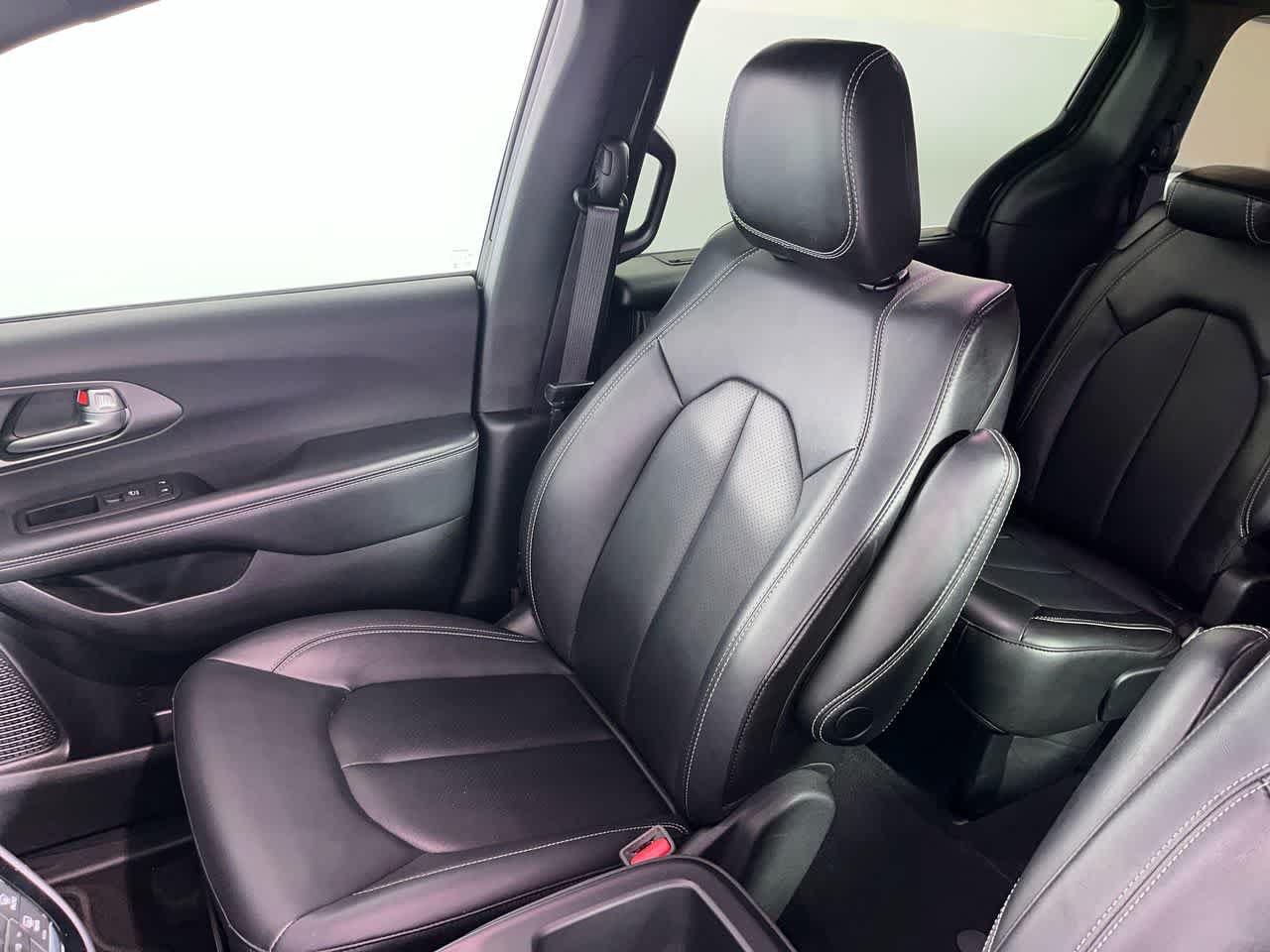 Used 2025 Chrysler Pacifica Select FWD image 26