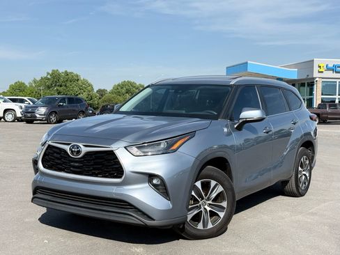 Used 2023 Toyota Highlander XLE image 1