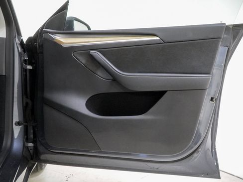 Used 2023 Tesla Model Y Long Range image 38