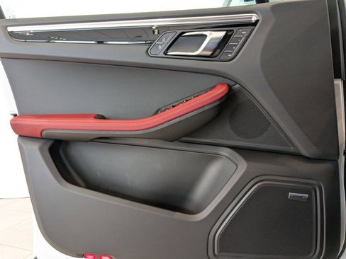 Used 2025 Porsche Macan image 13