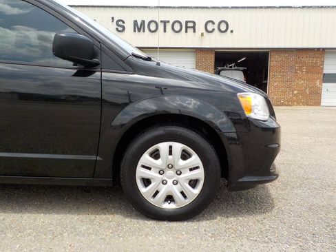 Used 2018 Dodge Grand Caravan SE w/ UConnect Hands-Free Group FWD image 9