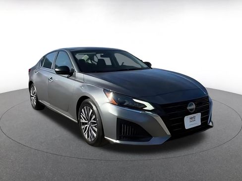 Used 2025 Nissan Altima 2.5 SV image 3