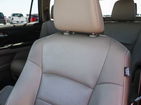 Used 2017 Honda Pilot Touring image 32