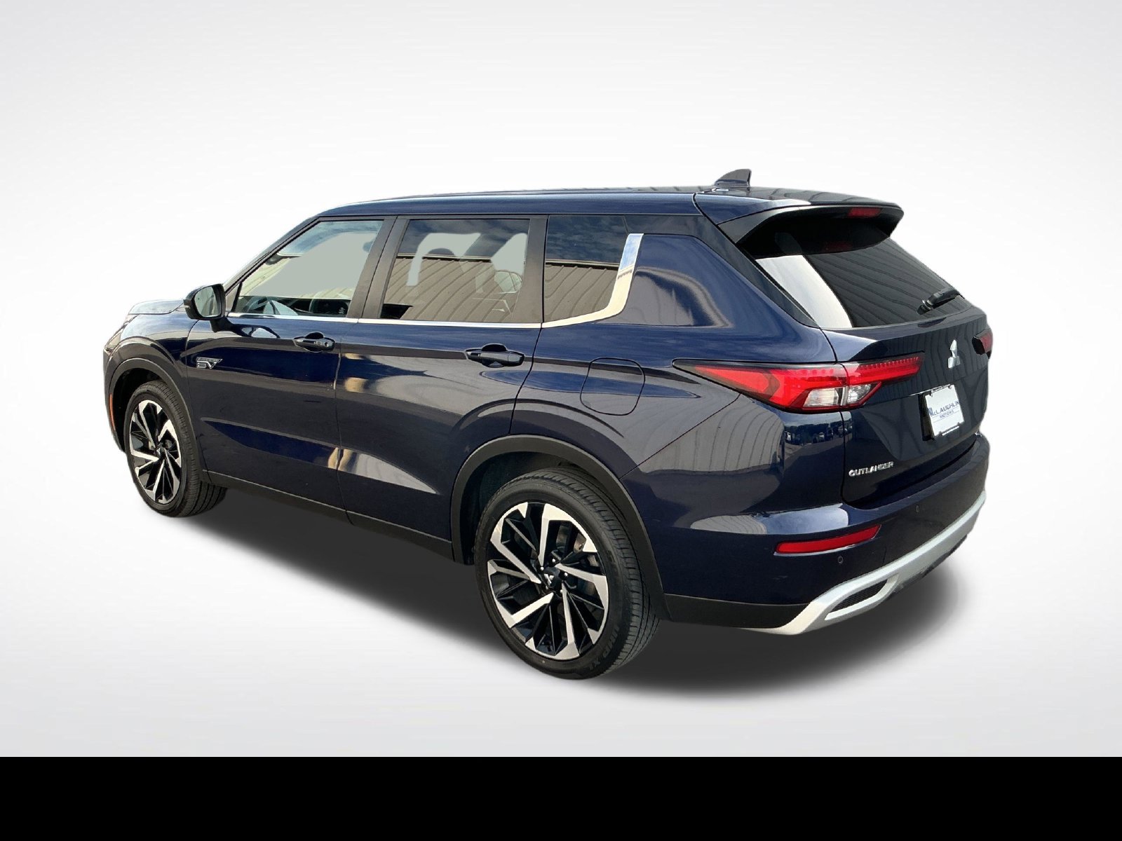 Used 2024 Mitsubishi Outlander 4WD Plug-In Hybrid image 3