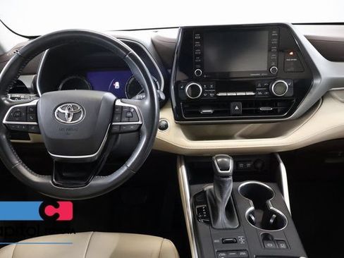Used 2021 Toyota Highlander XLE AWD/4WD image 14