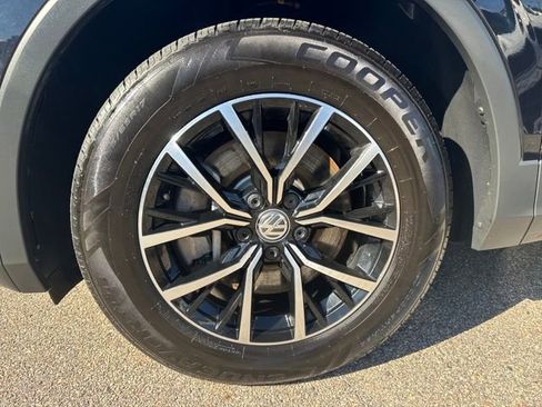 Used 2021 Volkswagen Tiguan SE w/ Panoramic Sunroof Package image 12