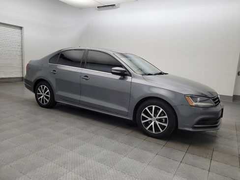 Used 2017 Volkswagen Jetta SE image 11