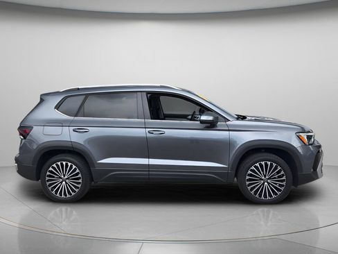 Certified 2026 Volkswagen Taos SE w/ Panoramic Sunroof Package FWD image 4