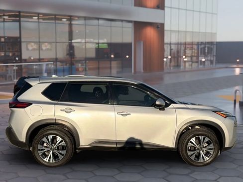 Used 2021 Nissan Rogue SV image 14