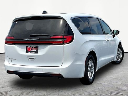 Used 2024 Chrysler Pacifica Touring-L FWD image 6