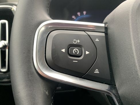 Used 2025 Volvo XC40 B5 Core image 19