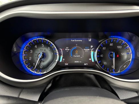 Used 2025 Chrysler Pacifica Select FWD image 18
