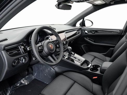 Certified 2025 Porsche Macan image 4