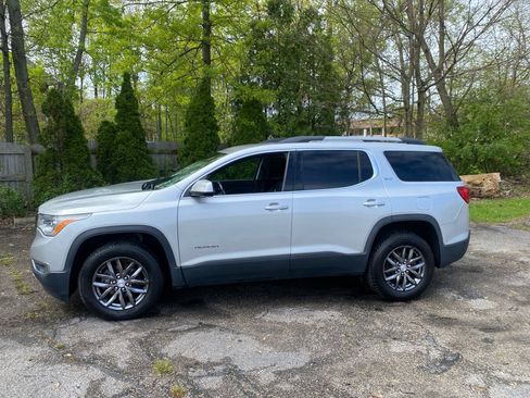 Used 2018 GMC Acadia SLT FWD image 2