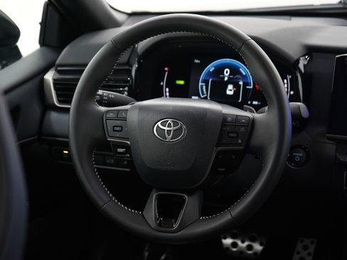 Used 2025 Toyota Camry SE FWD image 14