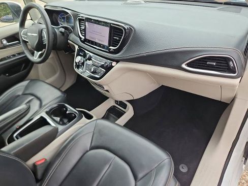 Used 2023 Chrysler Pacifica Touring-L FWD image 25