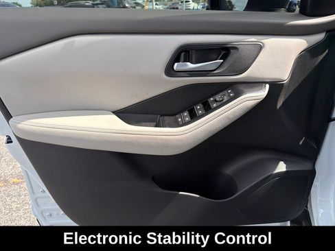 Used 2025 Nissan Rogue SV AWD/4WD image 12