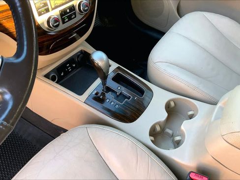 Used 2012 Hyundai Santa Fe Limited w/ Navigation Pkg 4 FWD image 17