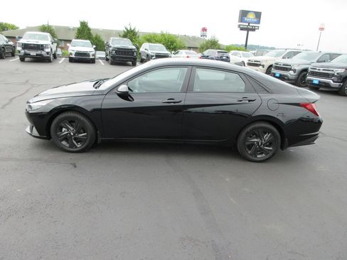 Used 2022 Hyundai Elantra SEL FWD image 2