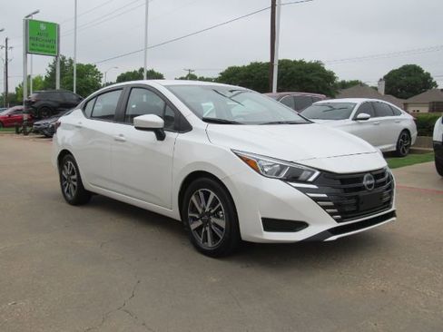 Used 2024 Nissan Versa SV image 4