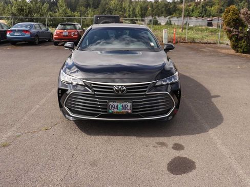 Used 2022 Toyota Avalon XLE w/ Moonroof Package FWD image 2